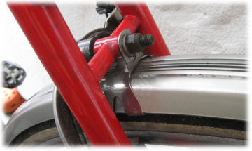 Attachment of rear fender with clip